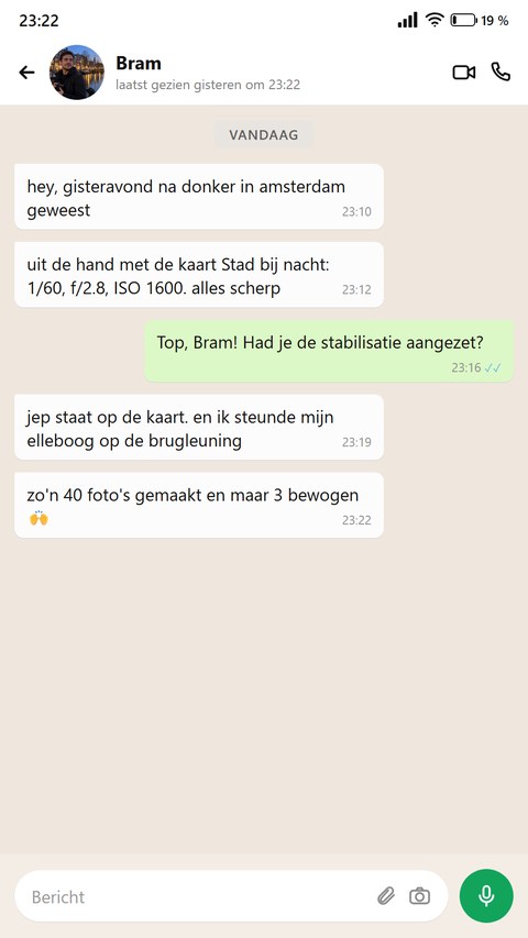 Iemand schrijft over de kaart Stad bij nacht, gefotografeerd in Amsterdam